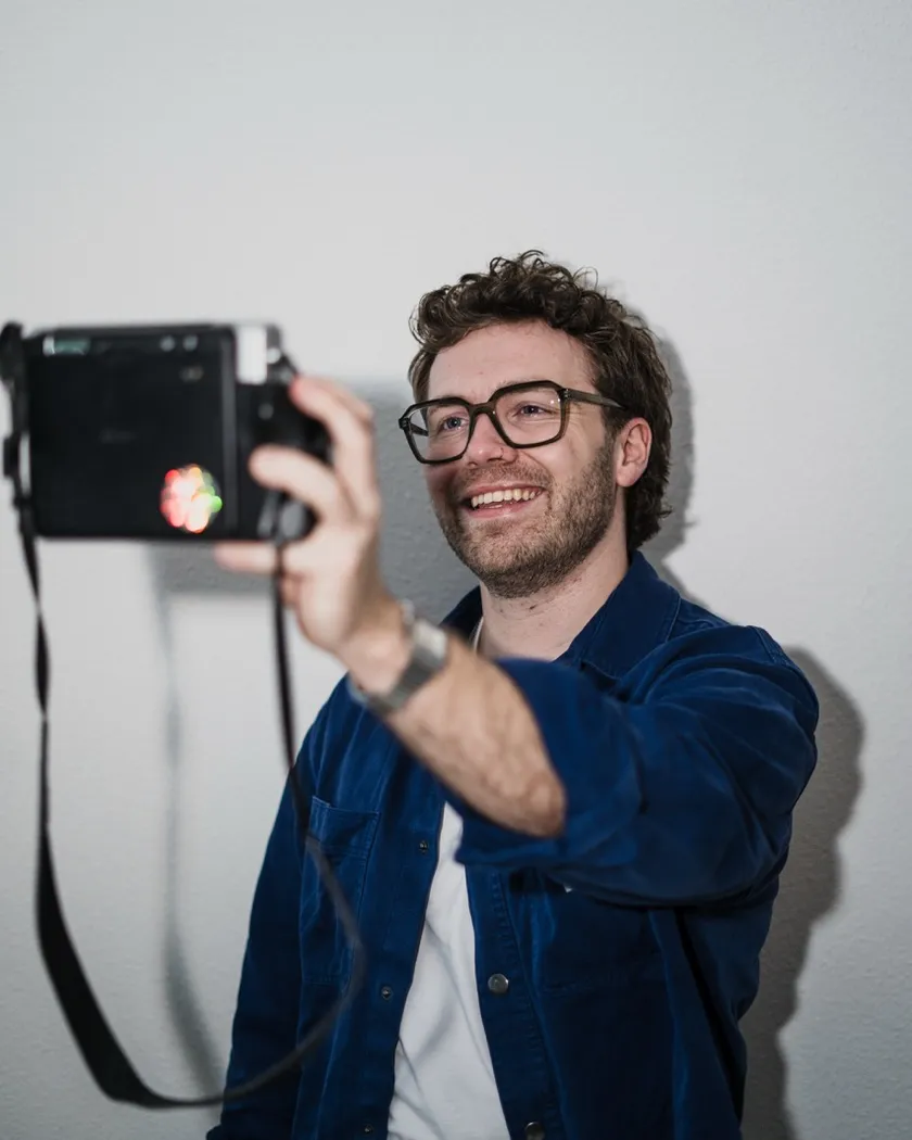 Andor de Jong fotografeert met professionele camera